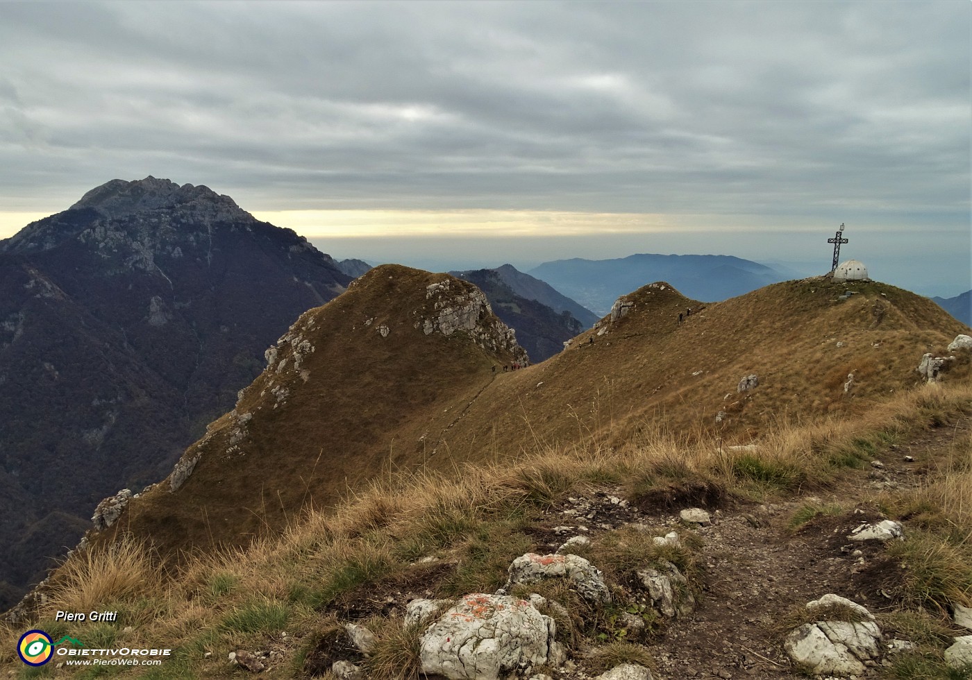 69 Dalla cresta vista verso il Resegone a sx e cima Due Mani a dx.JPG